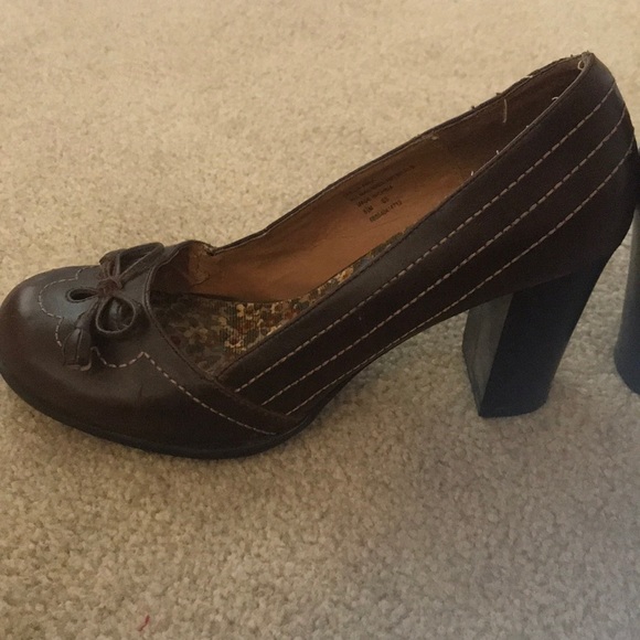 Brown heels with leather bows - Picture 3 of 4